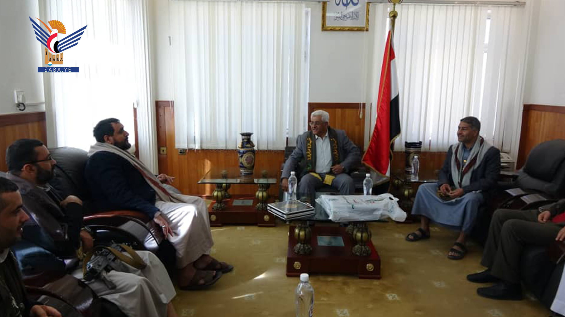 محافظ صنعاء يزور عددا من أسر الشهداء ويكرِّم وزير العدل بدرع المناسبة